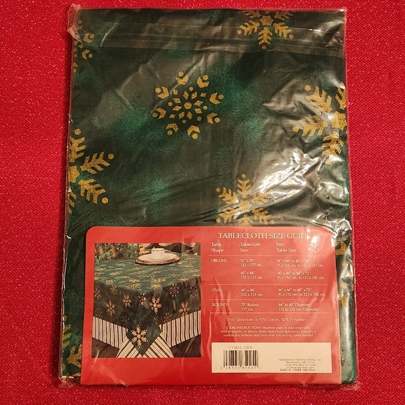 NWT Elegant Fabric Tablecloth - Picture 2 of 7